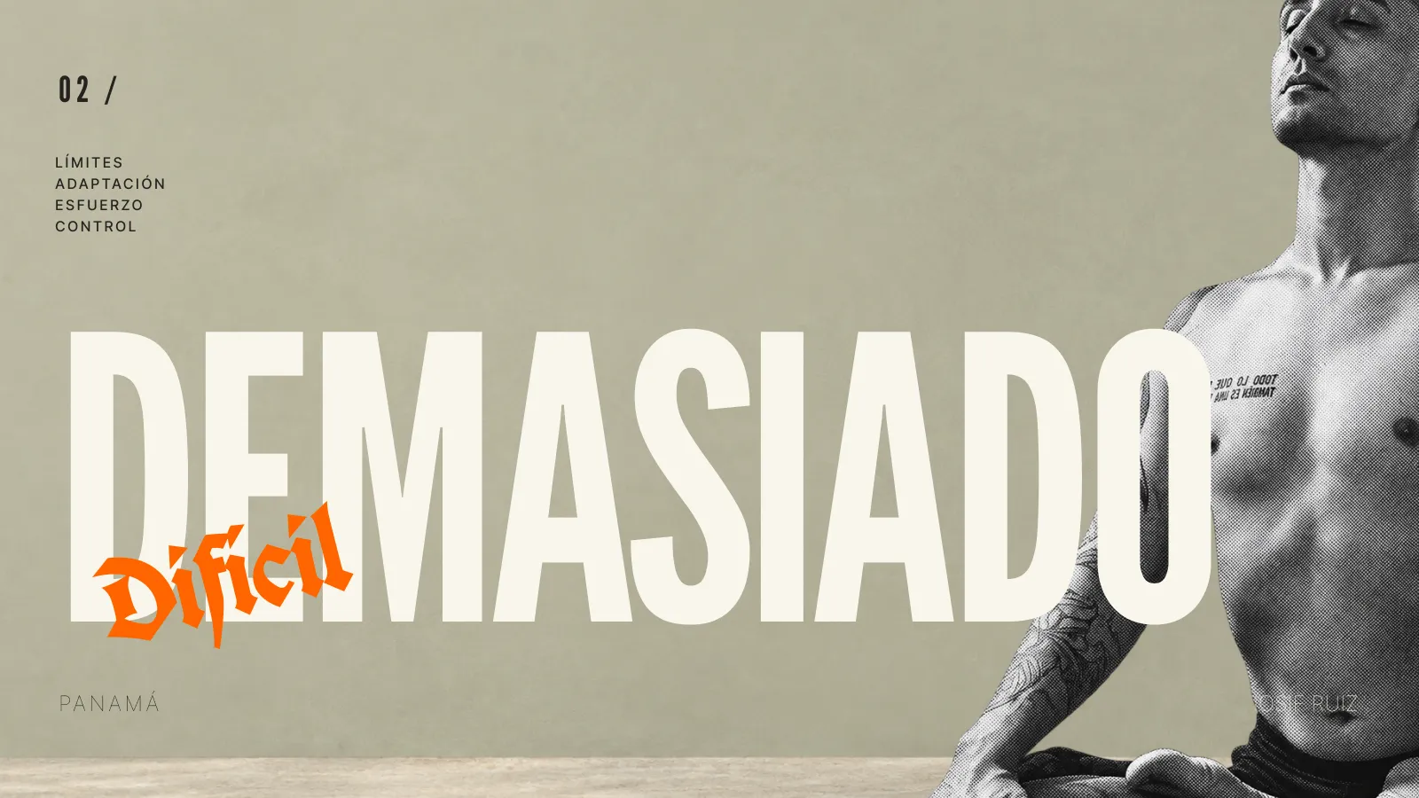 Persona practicando una postura de fuerza y equilibrio sobre un mat de yoga