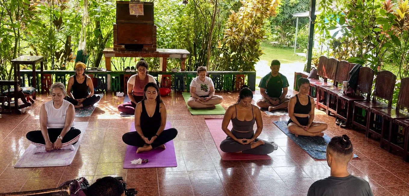 Clase grupal de Yoga Funcional durante una práctica de meditación en Panamá